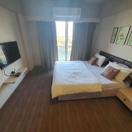 Weekend Address Managed By P.C Homes Surat Eksteriør bilde