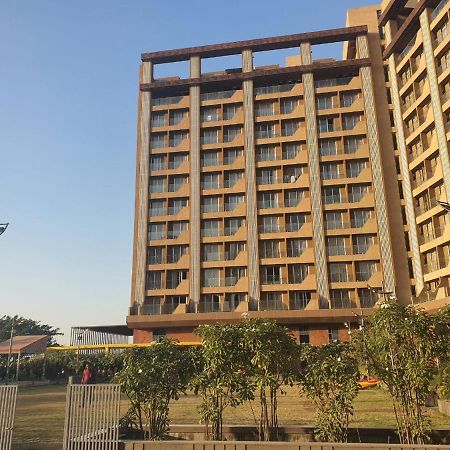 Weekend Address Managed By P.C Homes Surat Eksteriør bilde